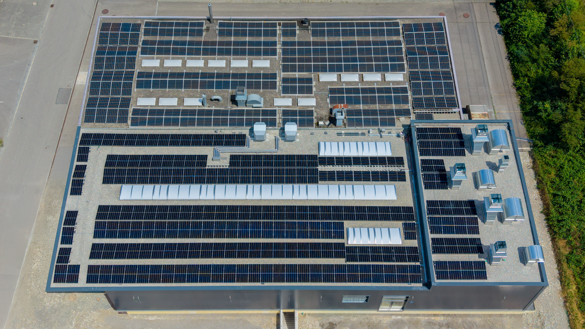 solaranlage flachdach rupperswil drohnenaufnahme modulfeld ost west