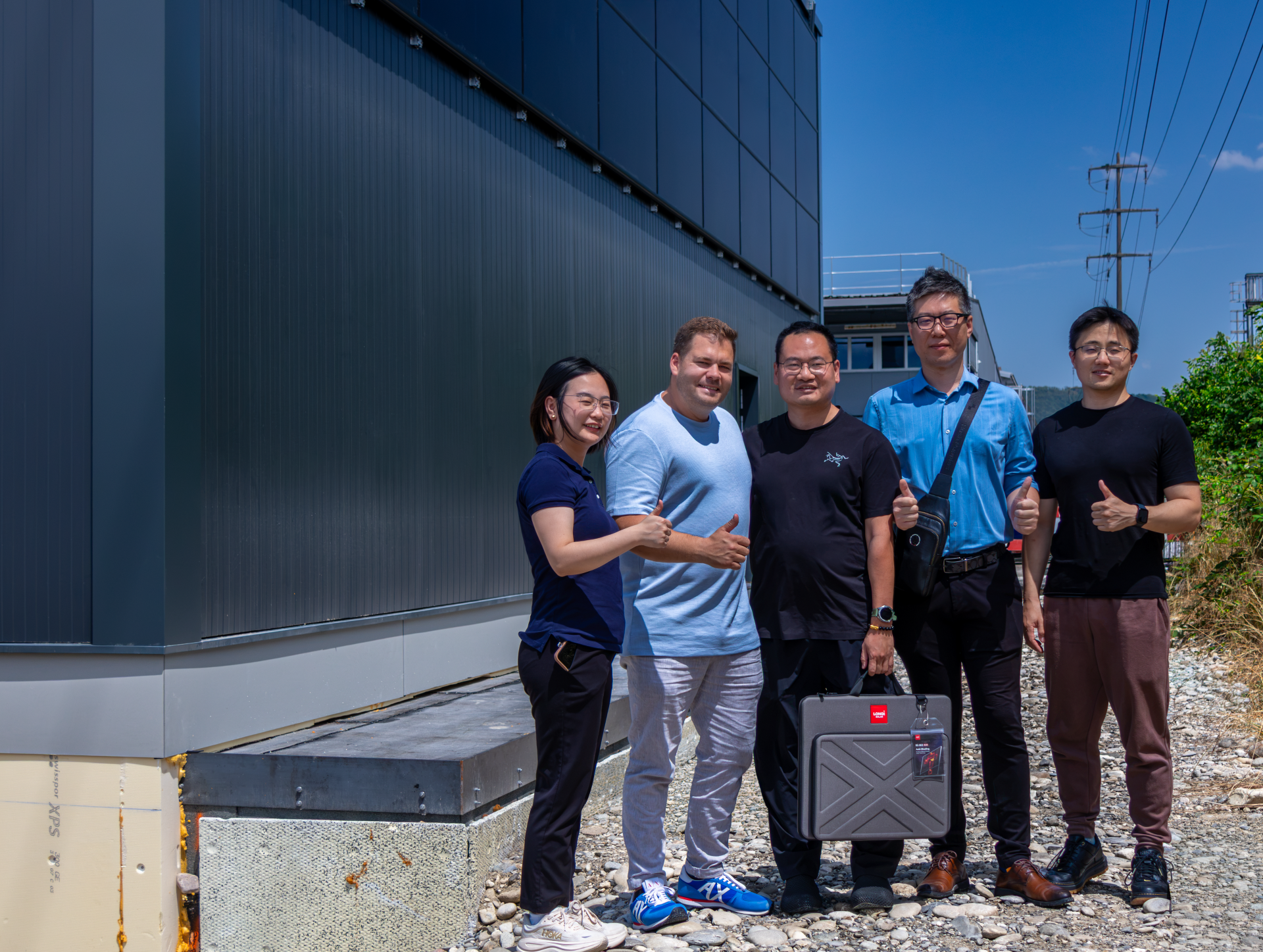 photovoltaik fassade rupperswil schoop team und partner vor der solarfassade