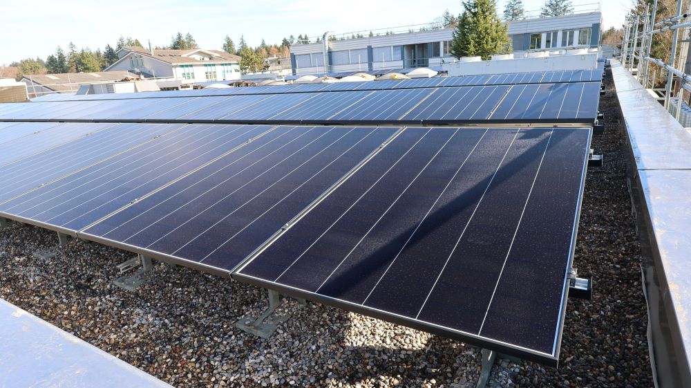 photovoltaikanlage auf bekiestem Flachdach, PV-Panelen