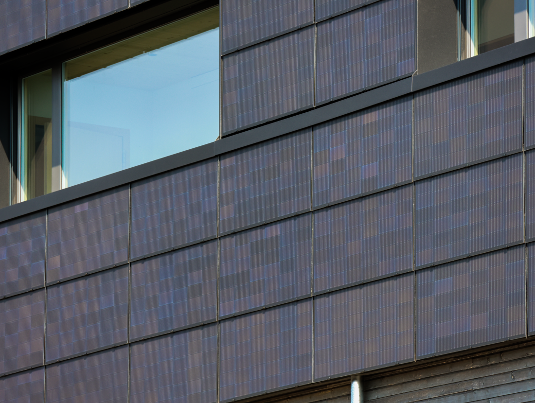 Photovoltaik-Fassade mit integrierten Solarpanels an Gebäude in Aargau, Schweiz, als nachhaltige BIPV-Lösung