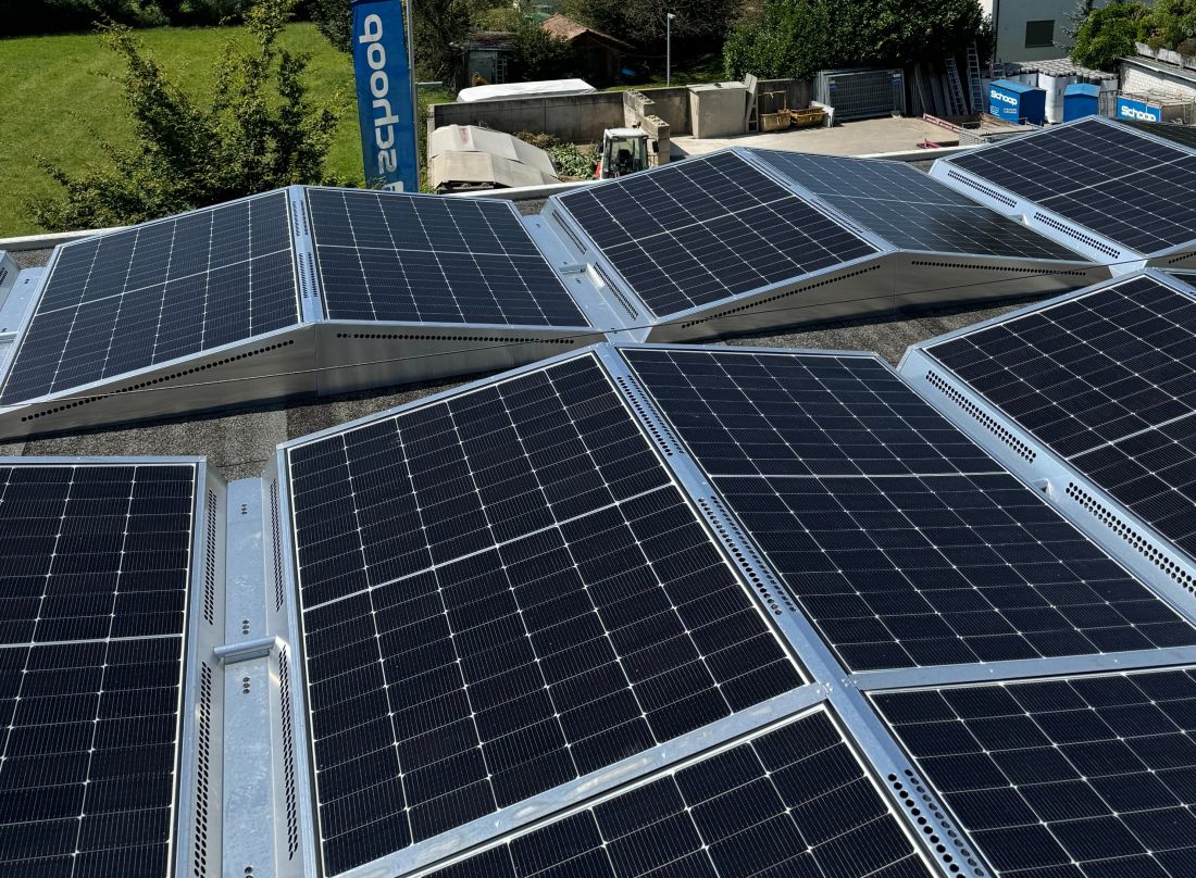 Photovoltaik-Anlage mit Solarpanels auf Flachdach in Aargau, Schweiz, für nachhaltige Stromproduktion und Energieberatung