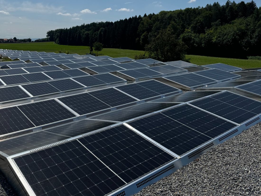 Grossflächige Photovoltaik-Anlage auf Flachdach im Aargau zur nachhaltigen Stromerzeugung mit modernen Solarpanels