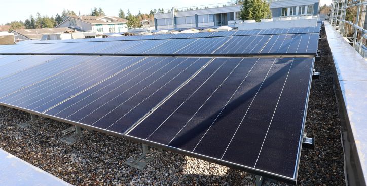photovoltaikanlage auf bekiestem Flachdach, PV-Panelen